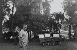 <p>Enric Tormo, <em>Joan Miró </em><em>en e</em><em>l jardí</em><em>n</em><em> de </em><em>su </em><em>casa </em><em>en</em><em> Mont-roig del Camp</em>, sin fecha</p>
